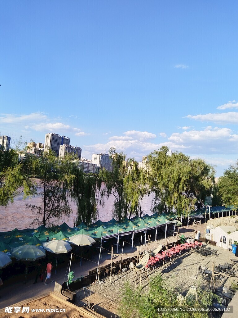 河畔风景 遮阳篷下的休闲处