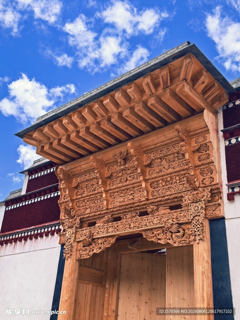 传统木雕屋檐建筑一角
