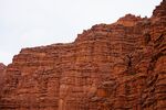红色陡峭岩壁景观