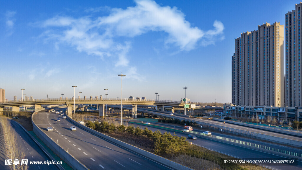 城市高架路与现代建筑景观