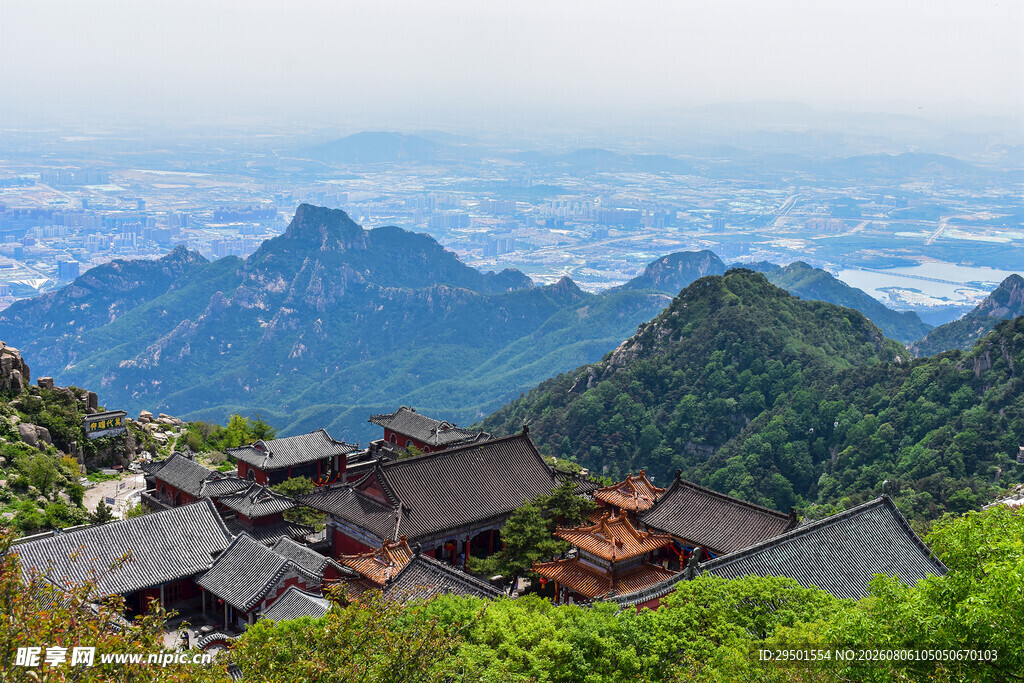 山间古建与远处城市风光