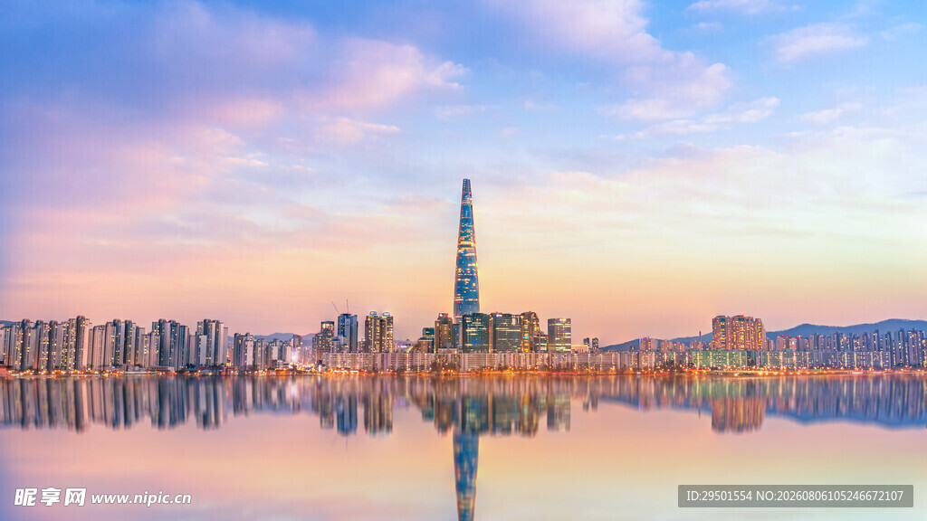 城市天际线与湖景倒影