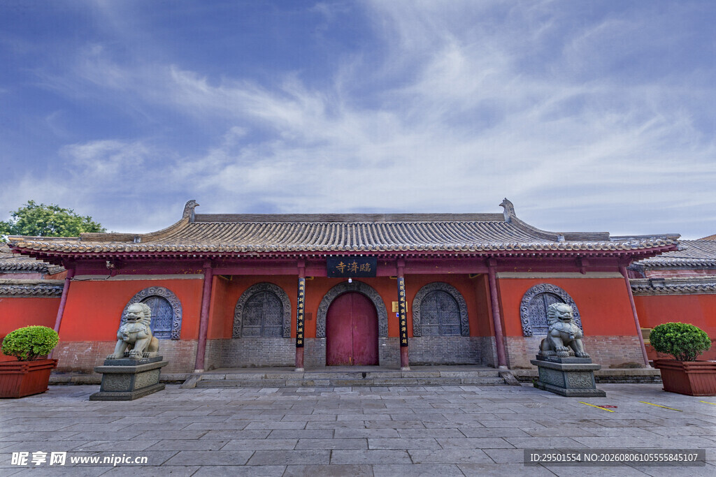 中式红墙古建筑门前景致