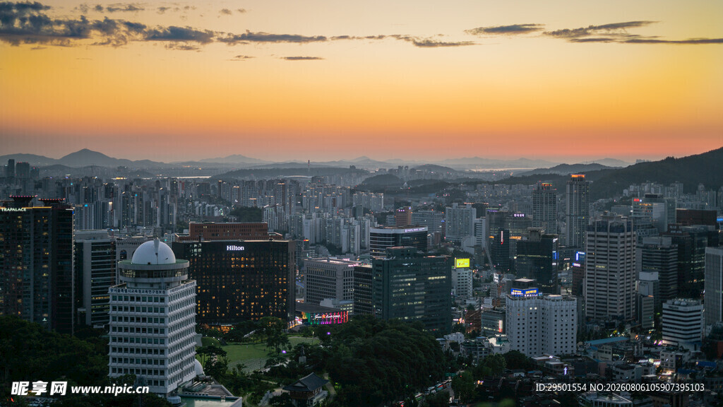 城市黄昏天际线美景