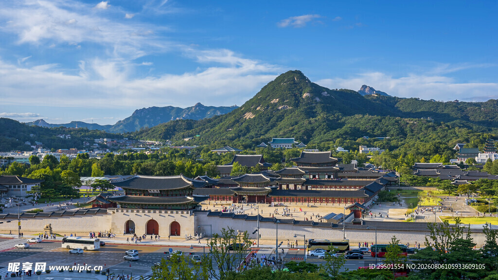 古村风光与远山美景