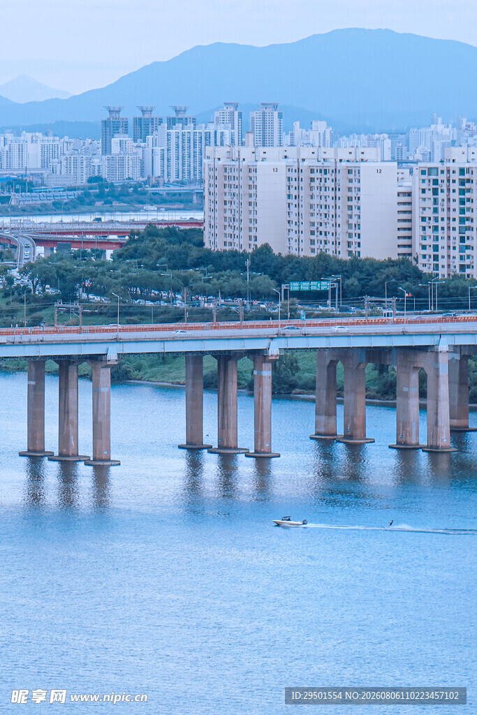 城市跨江大桥与远处建筑