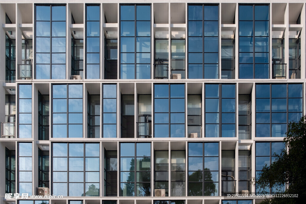 现代玻璃幕墙建筑外观
