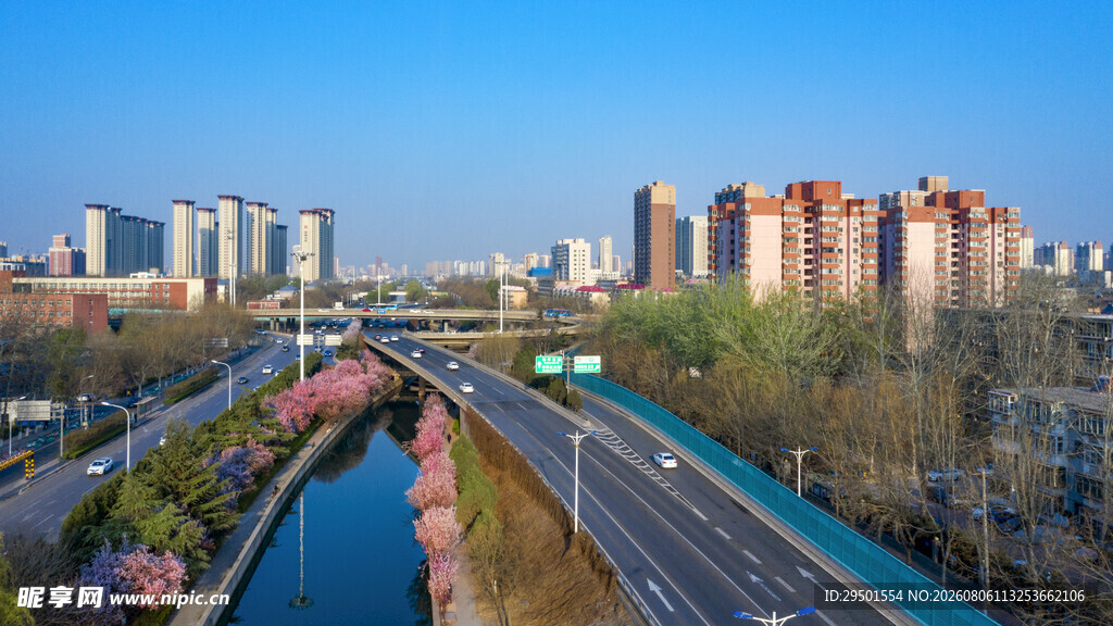 城市河畔风光
