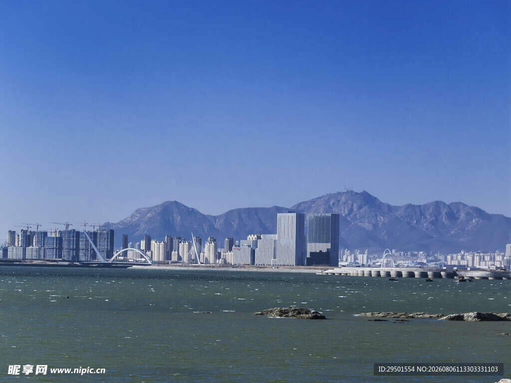 海滨城市与远山美景