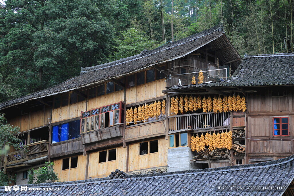 传统木质吊脚楼民居景观