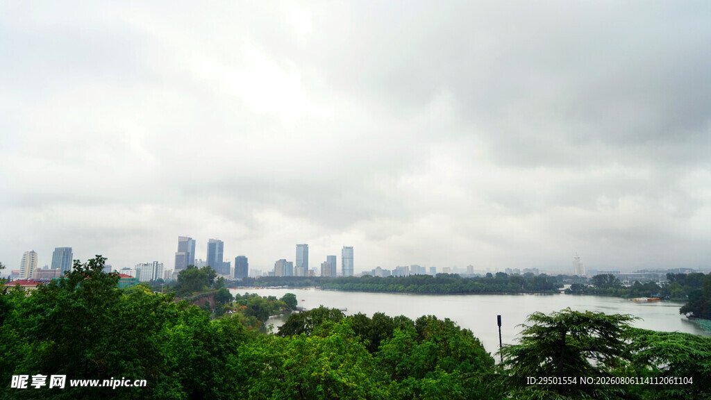 城市江畔绿意景观