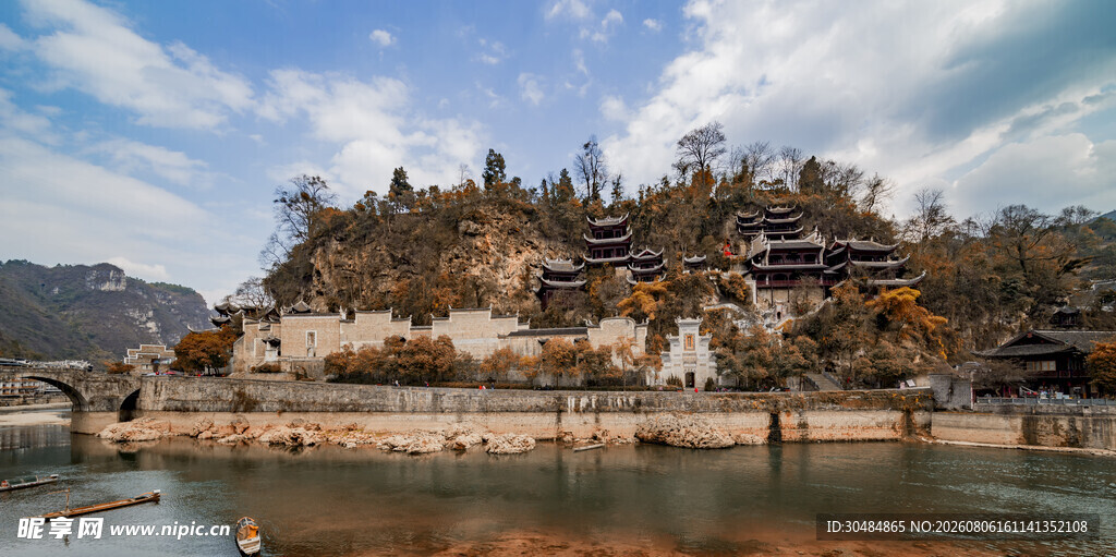 山水间的古朴建筑景观