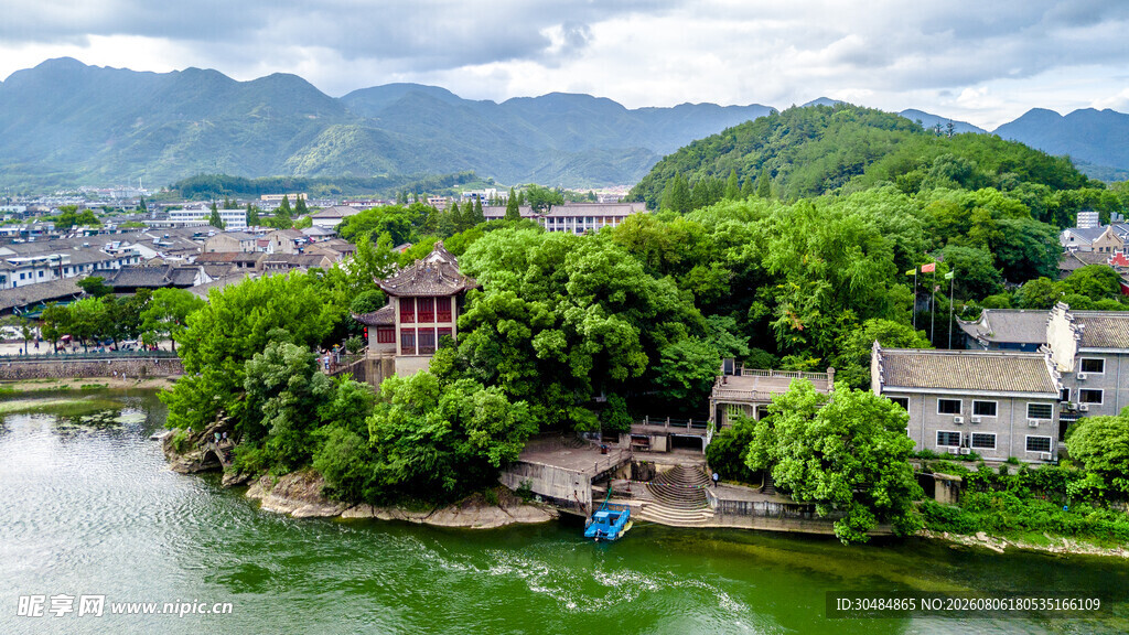 河畔小镇风光