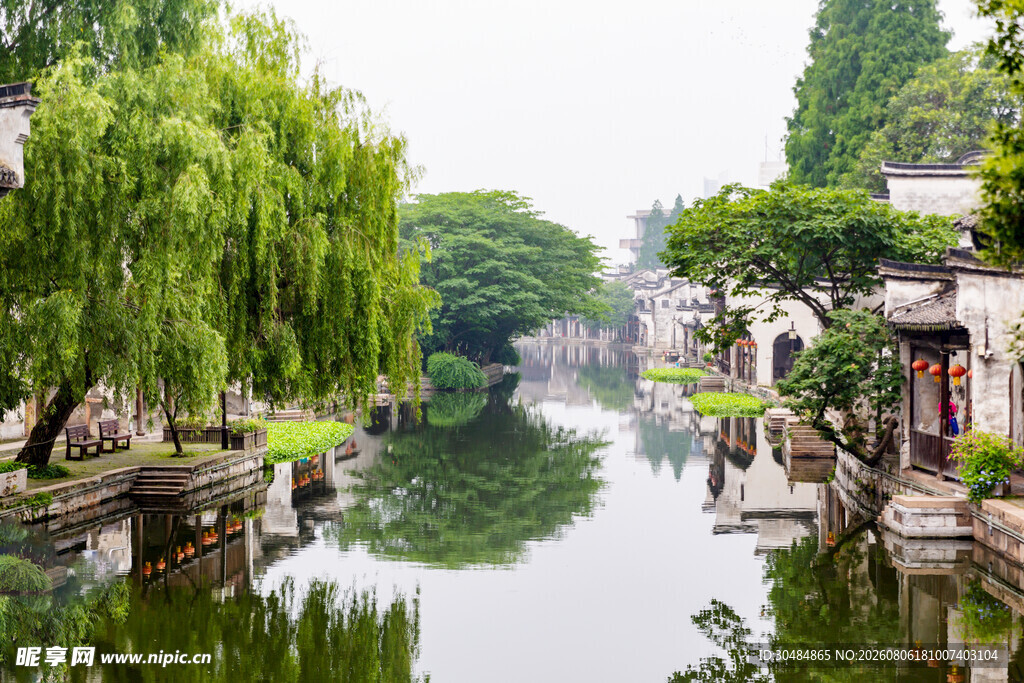 江南水乡河道旁的古朴景致