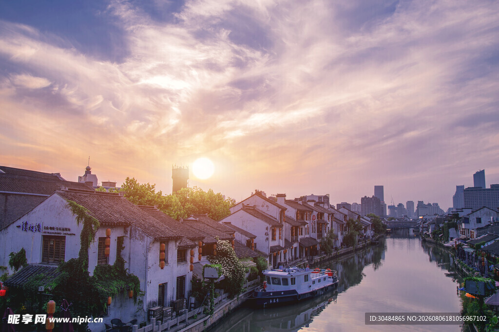 河畔古居映夕阳美景