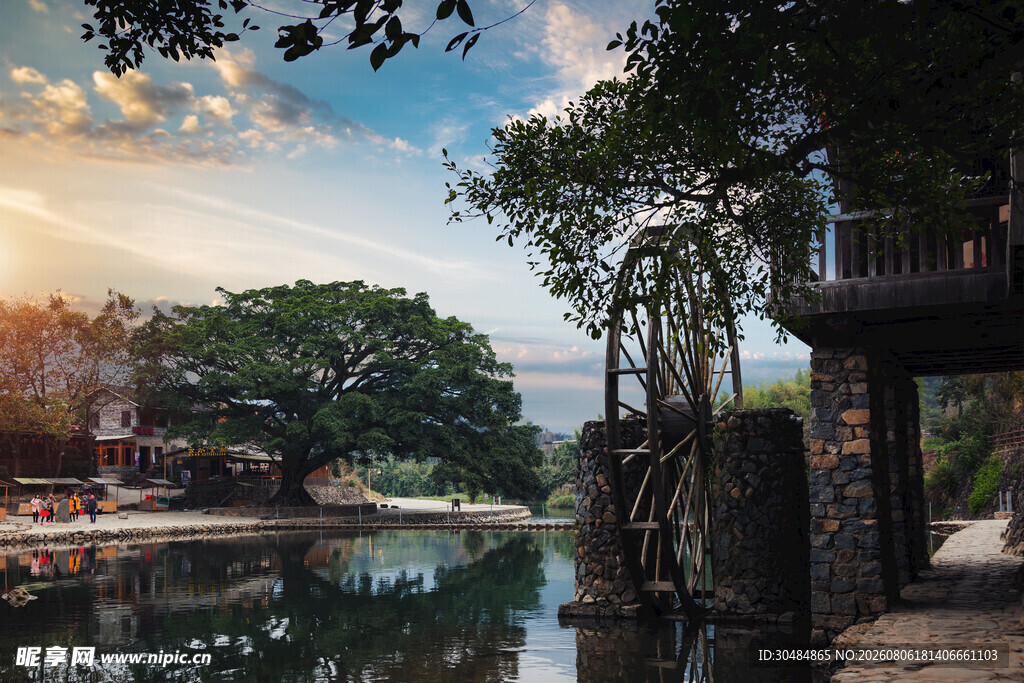河畔黄昏美景