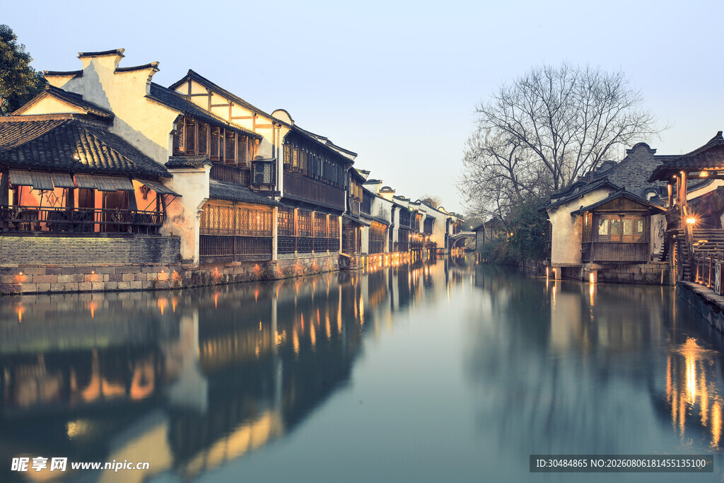 江南水乡静谧河道美景