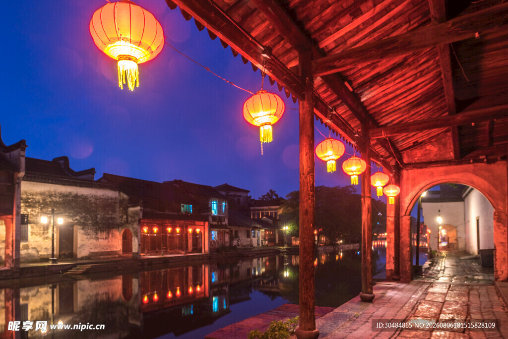 古巷夜景灯笼映照水乡美