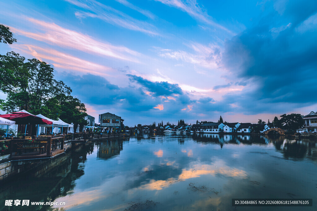 湖畔黄昏美景