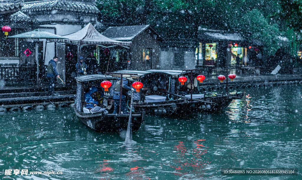 江南水乡夜泊的乌篷船