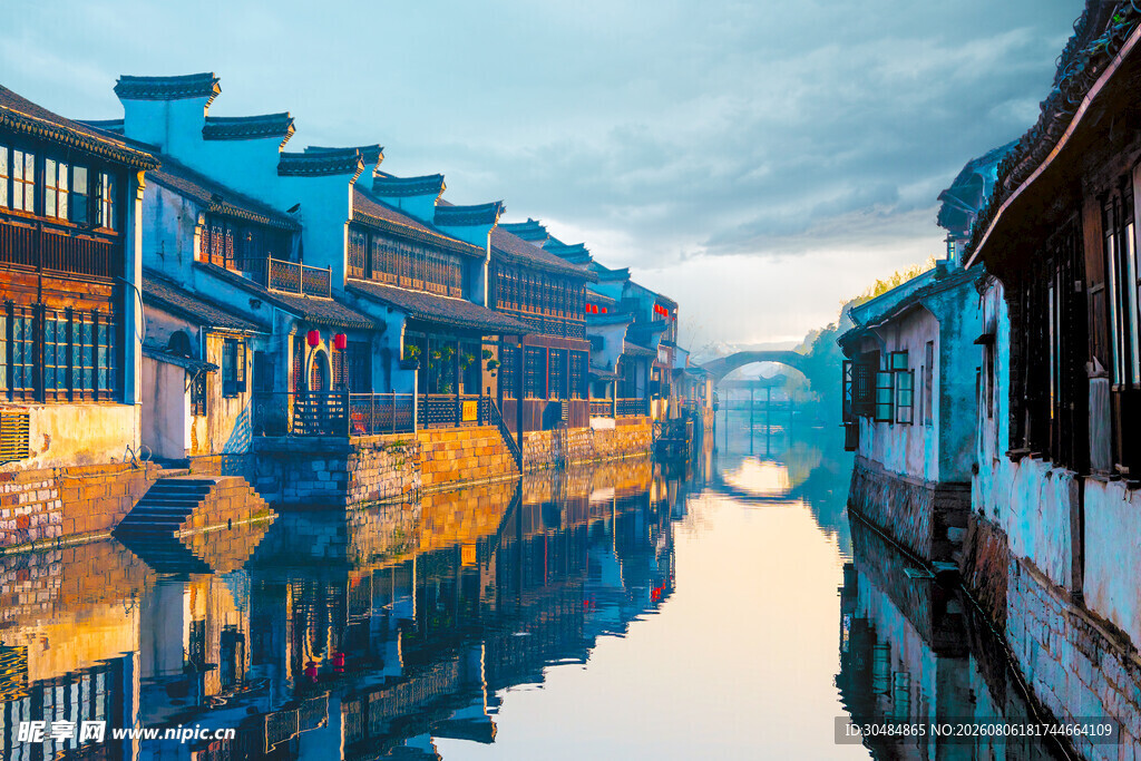 江南水乡古桥倒影美景