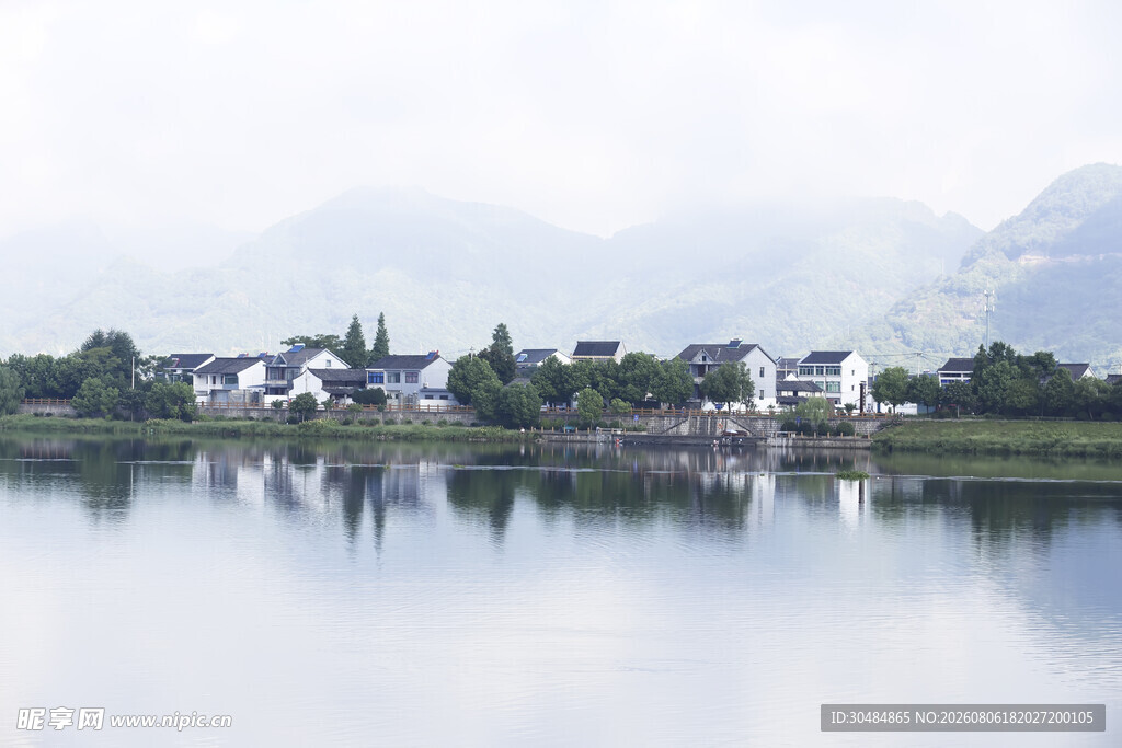 湖畔村落美景如画