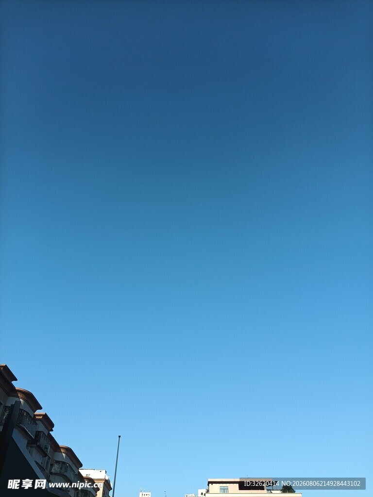蓝天映衬下的建筑顶部