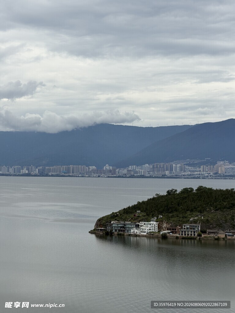 湖畔小岛 远山云雾景致