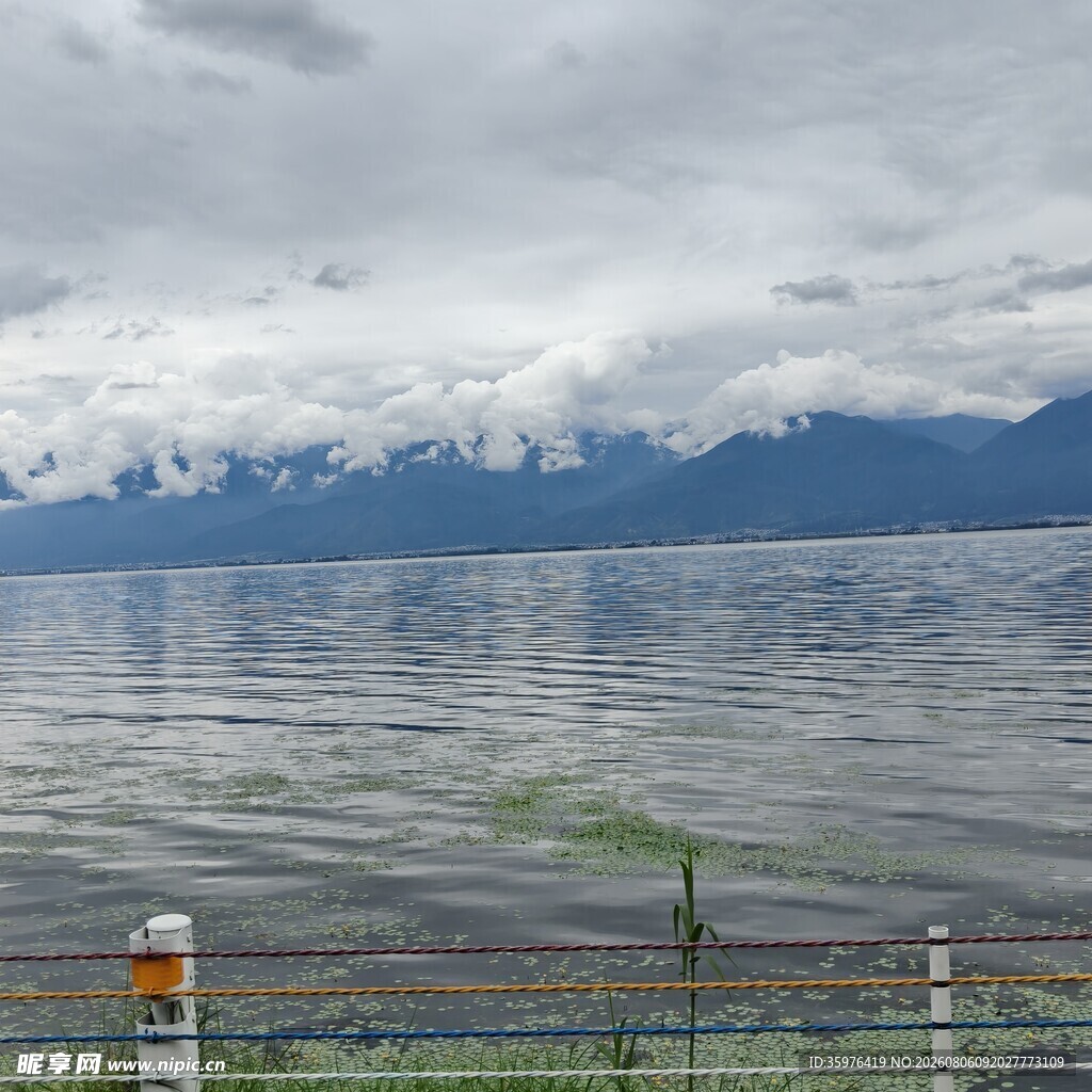 湖畔风光 远山云雾缭绕