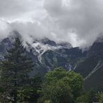 云雾缭绕的壮美山峦