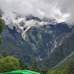 云雾缭绕的壮丽山景