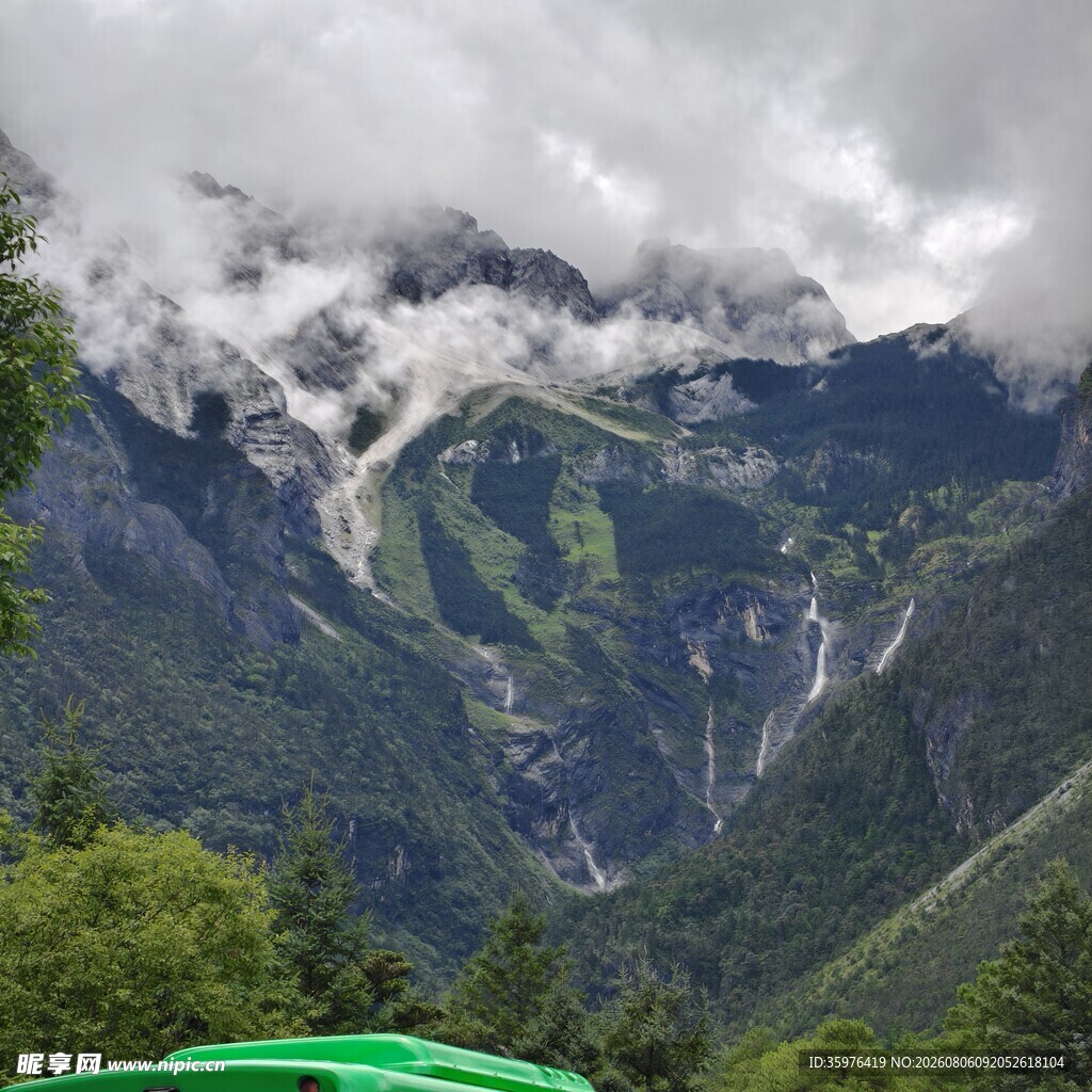 云雾缭绕的壮丽山景