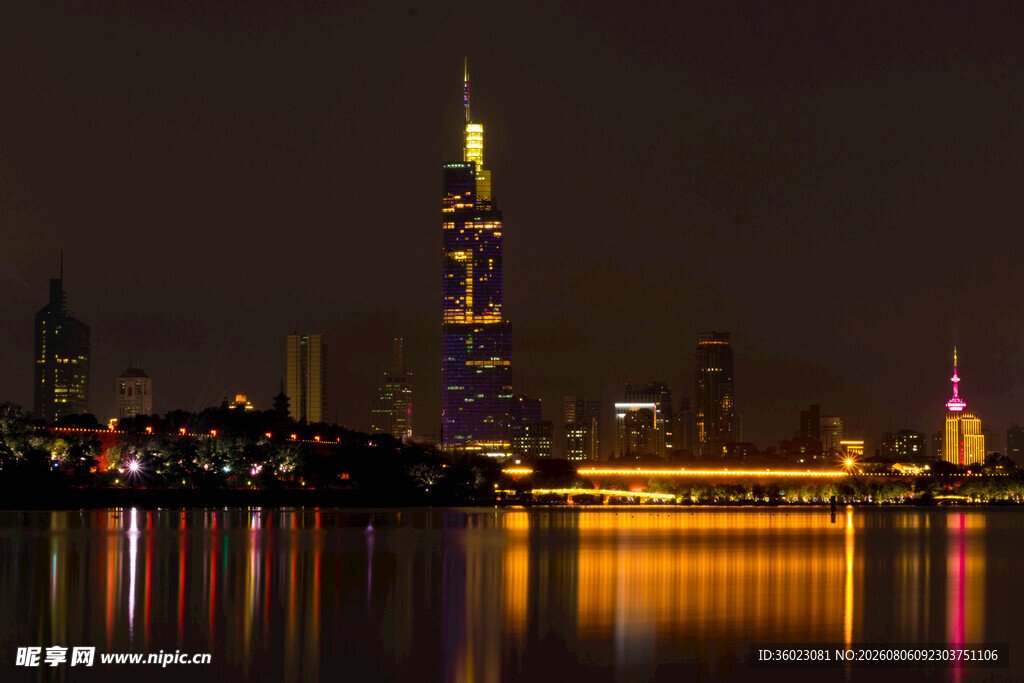 南京夜景璀璨灯火映江面