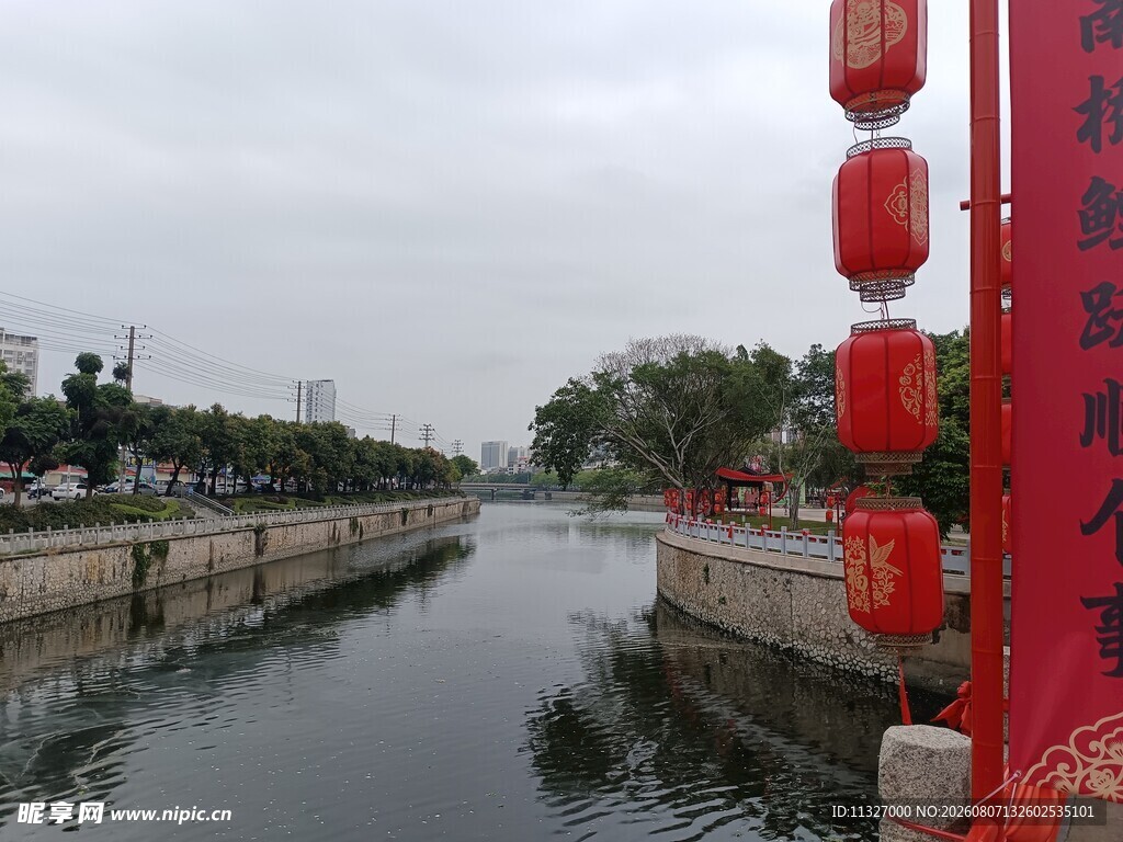 城市河畔