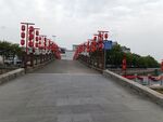 古桥挂红灯营造喜庆氛围