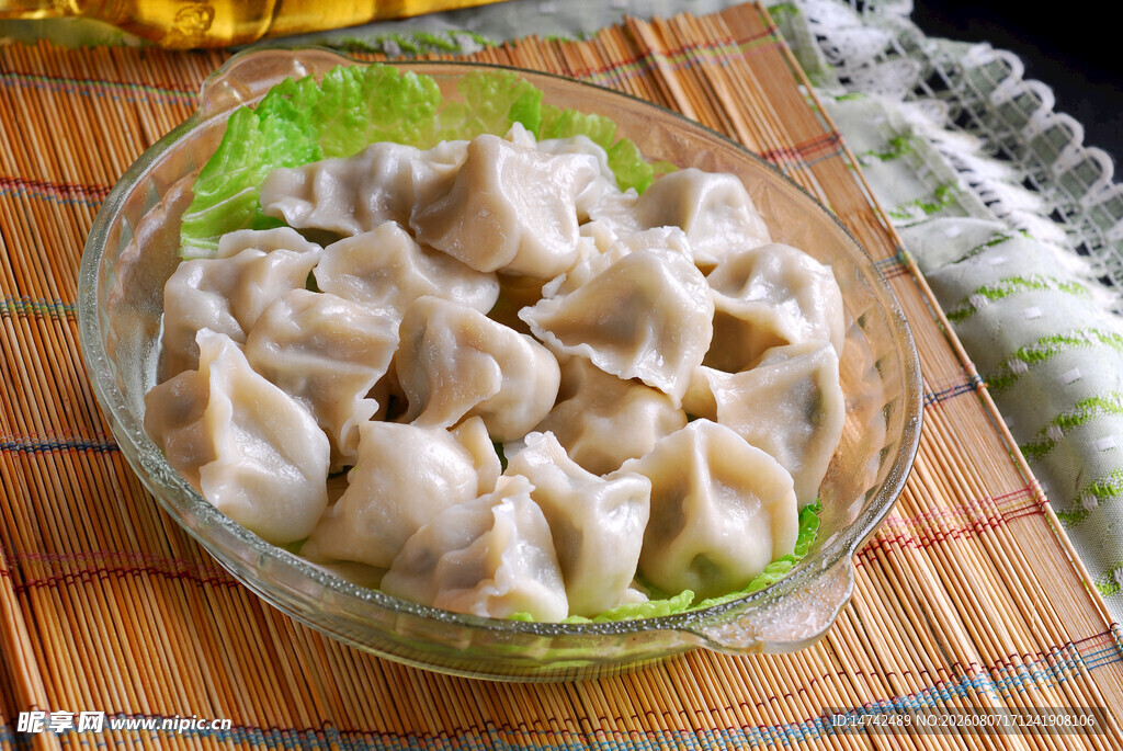 玻璃碗中的美味饺子