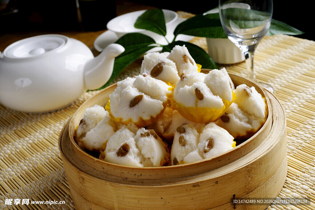 竹制蒸笼里的美味特色糕点