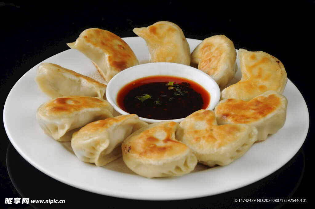 美味煎饺配蘸料