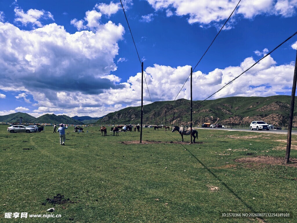 草原风光下的户外场景