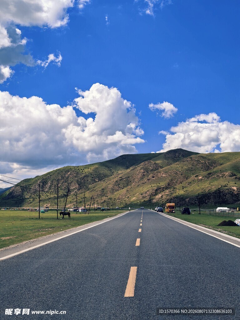 宽阔公路通向远方山峦