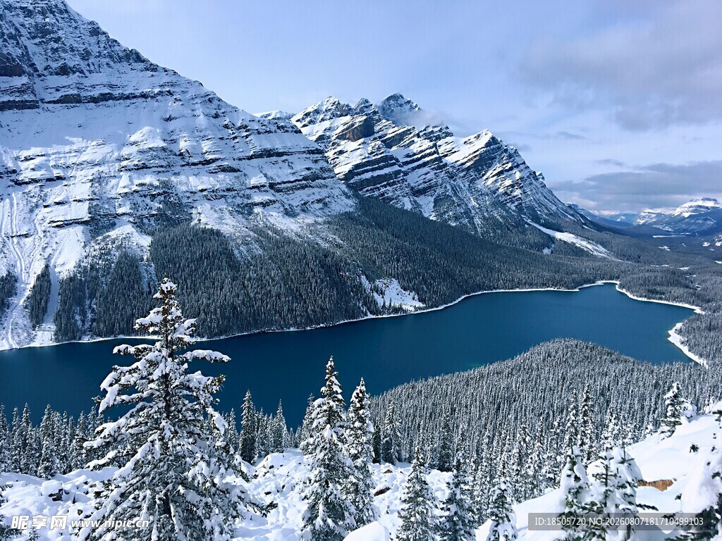 冬日雪山湖泊森林美景