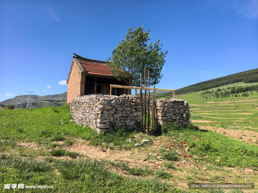 山间小屋静享自然之美