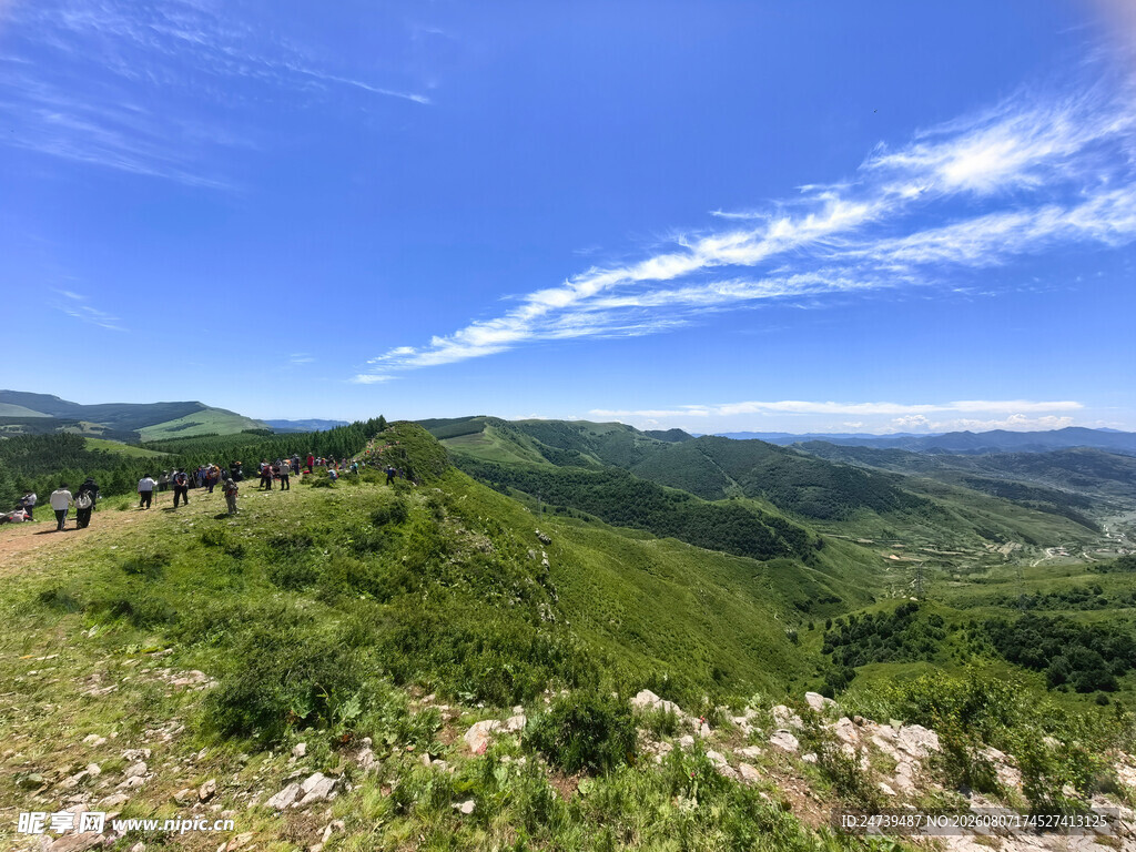 山峦蓝天美景