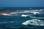 海上冲浪者与翻涌海浪
