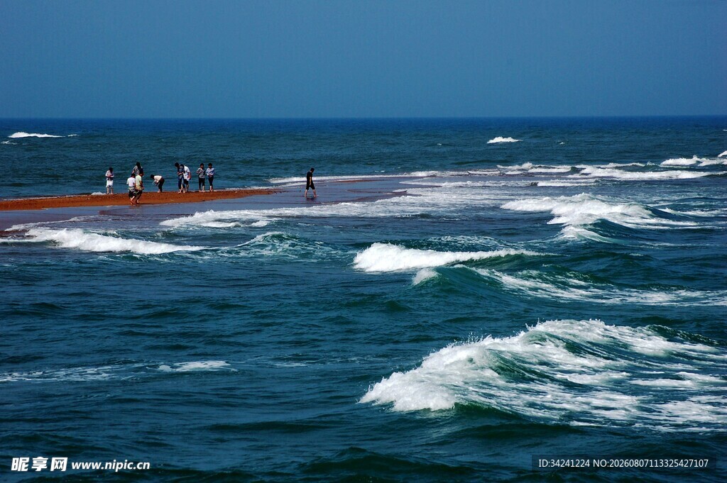 海上冲浪者与翻涌海浪