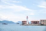 海边灯塔与岸边建筑景观