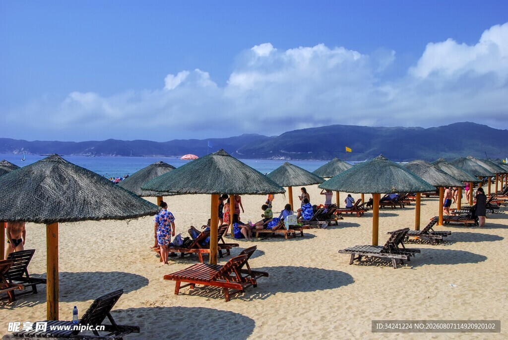 海滨沙滩休闲遮阳伞场景