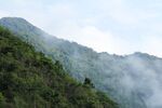 青山云雾间的自然美景