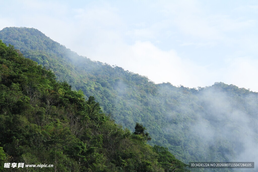 青山云雾间的自然美景
