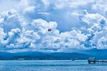 海上云景孤舟飞鸟相伴